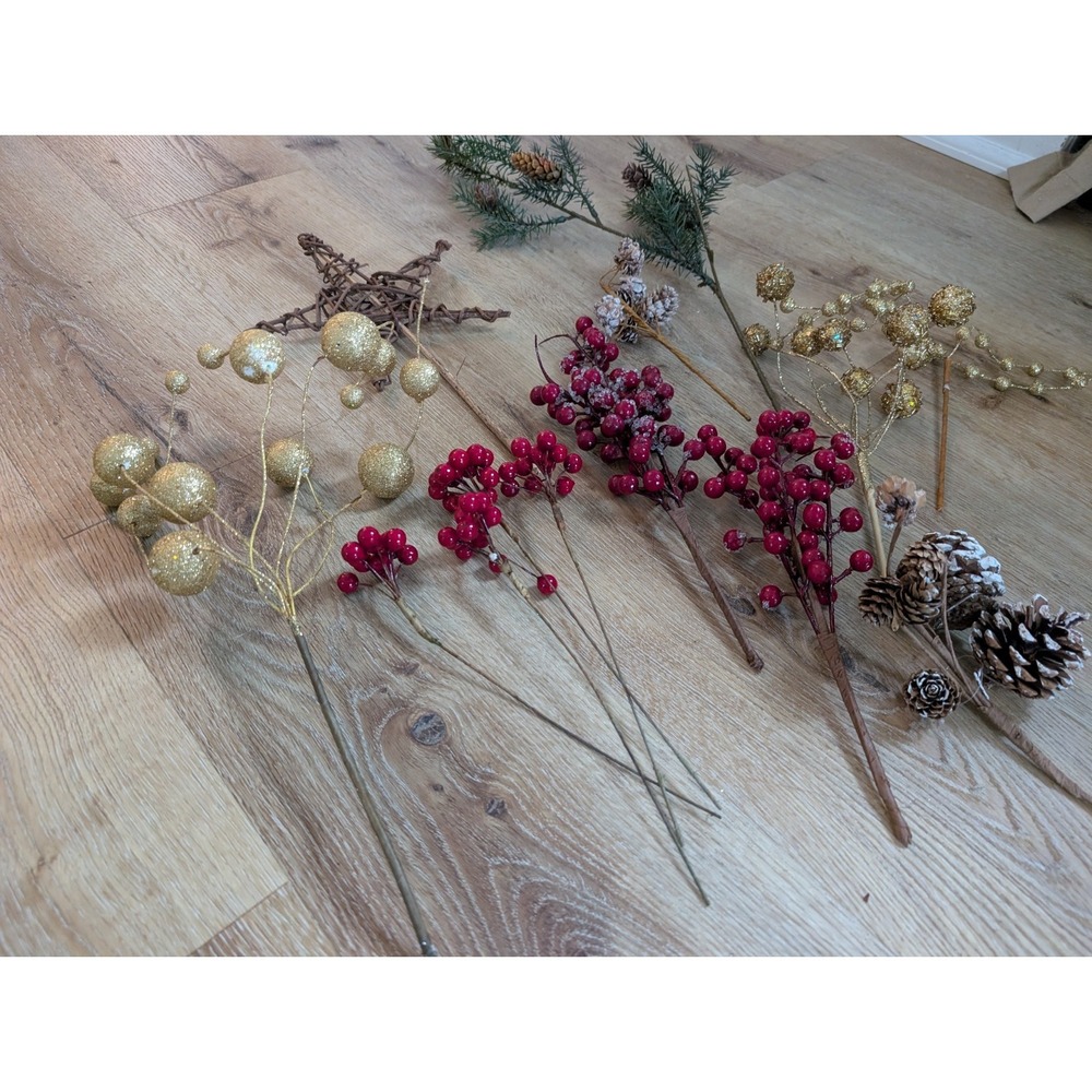 12Pcs Artificial Holly Berries Pinecones Gold Trim Rattanβ Star